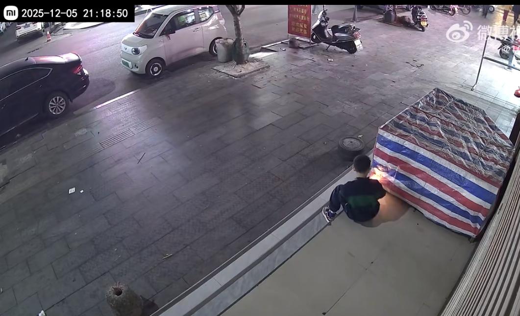 看得太揪心了，熊孩子深夜纵火，路过三人无动于衷，眼看大火要蔓延，远处赶来两个小伙