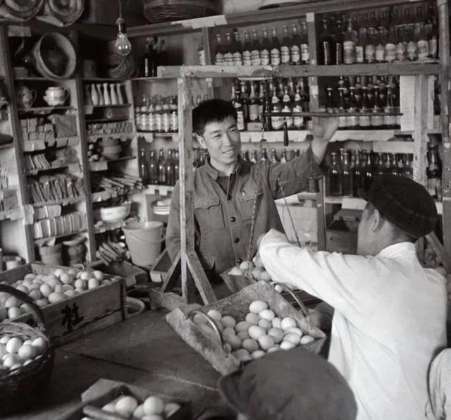 1978年，黄冈林家大湾供销社营业员林从旭获释，回到了家中，却发现空无一人。向邻