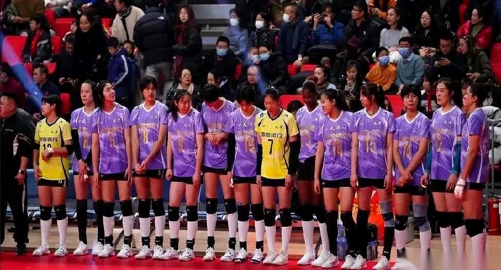 大竹子呢？昨晚看球，主播还在那喊呢，说王艺竹在底下跟人说悄悄话。结果弹幕里一