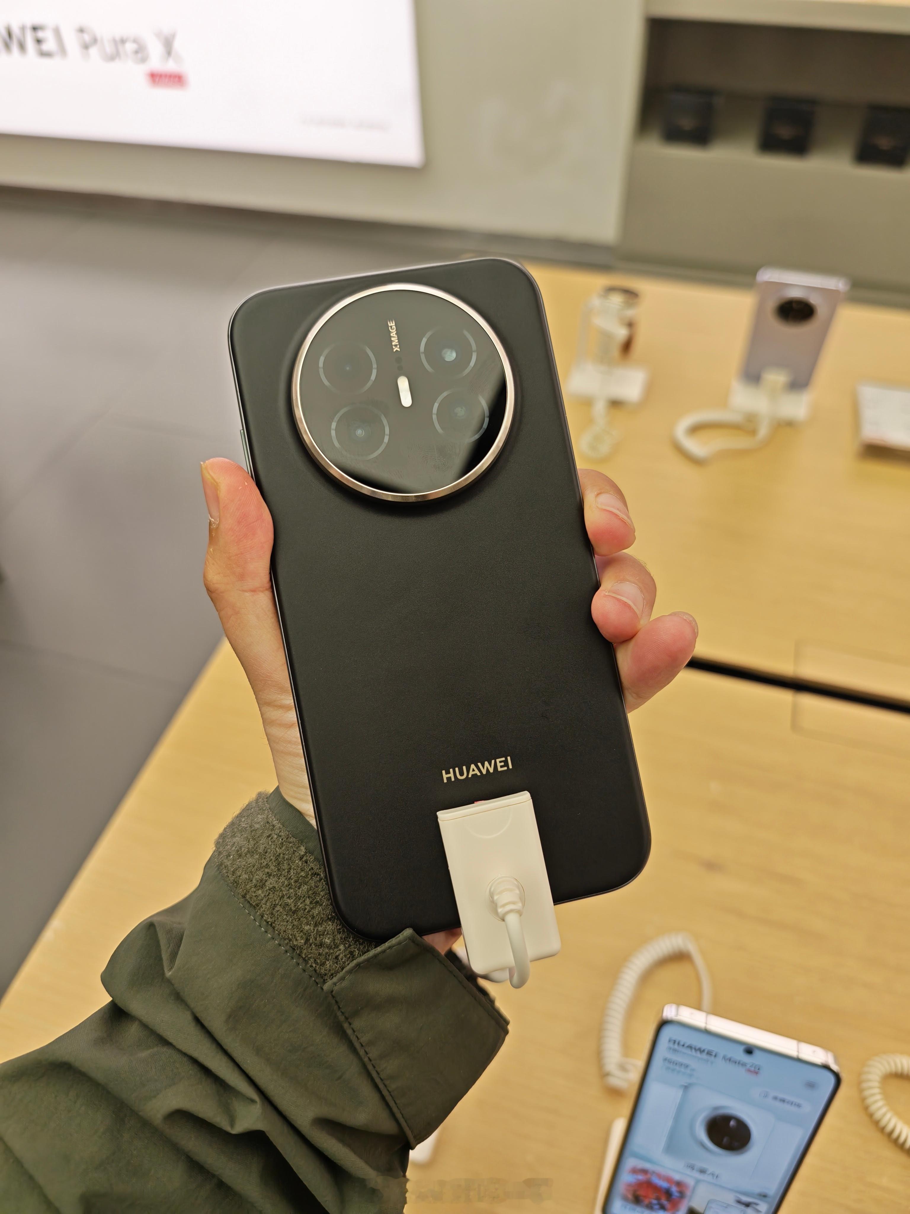 中午去看了看华为Mate70Air，目前开卖的都是麒麟9020B版本，没有潜望