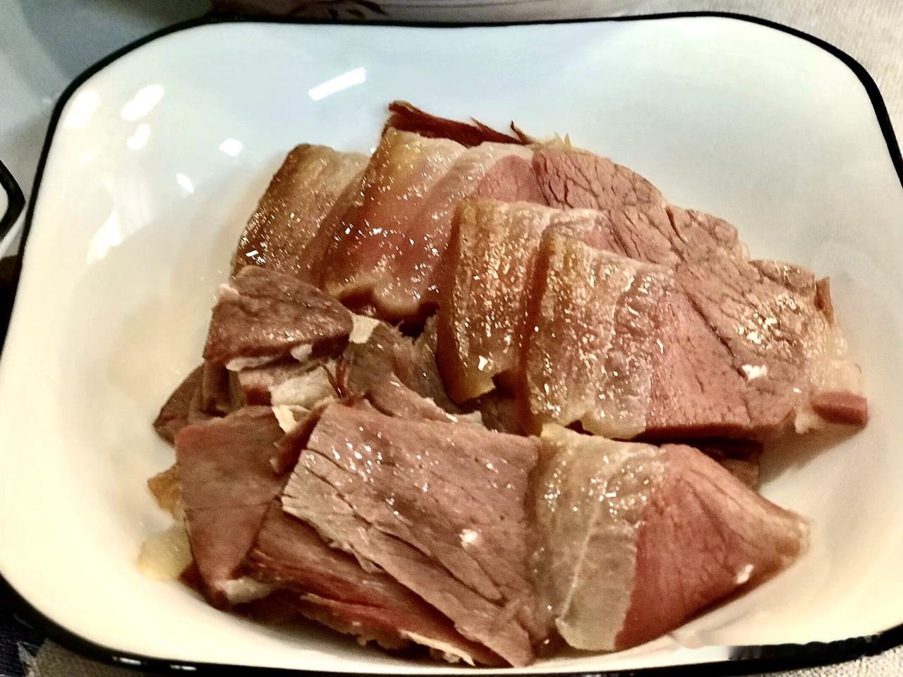 在我们四川，按照惯例，这个时节，很多人家开始陆续做香肠、腊肉了。街头巷尾，阳