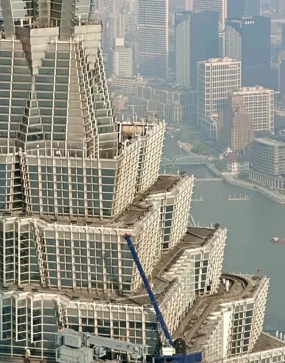 想不通！这些工具是怎么被弄到高空的？太厉害了吧