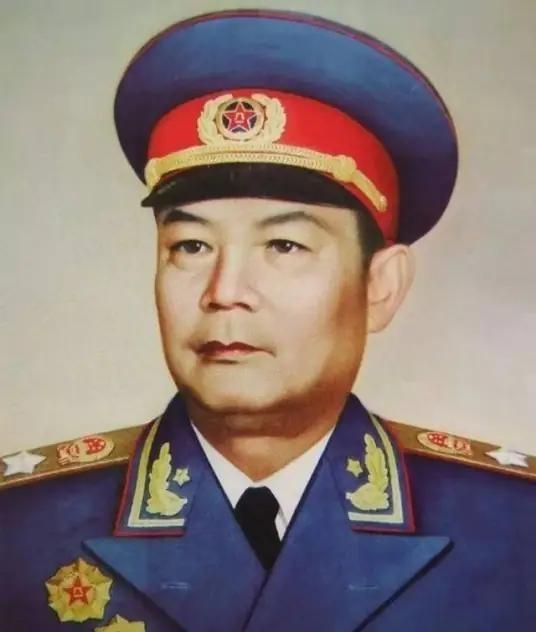 1976年初秋，毛主席的病情已经相当严重，中央多位高层频繁出入中南海。就在这前后