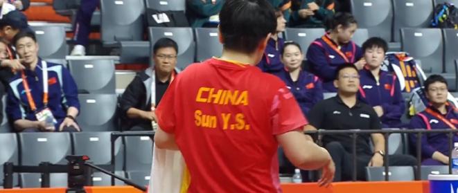 亚运会女单决赛孙颖莎2:4不敌王曼昱无缘冠军后，大家注意到场下乒协主席王励勤的表