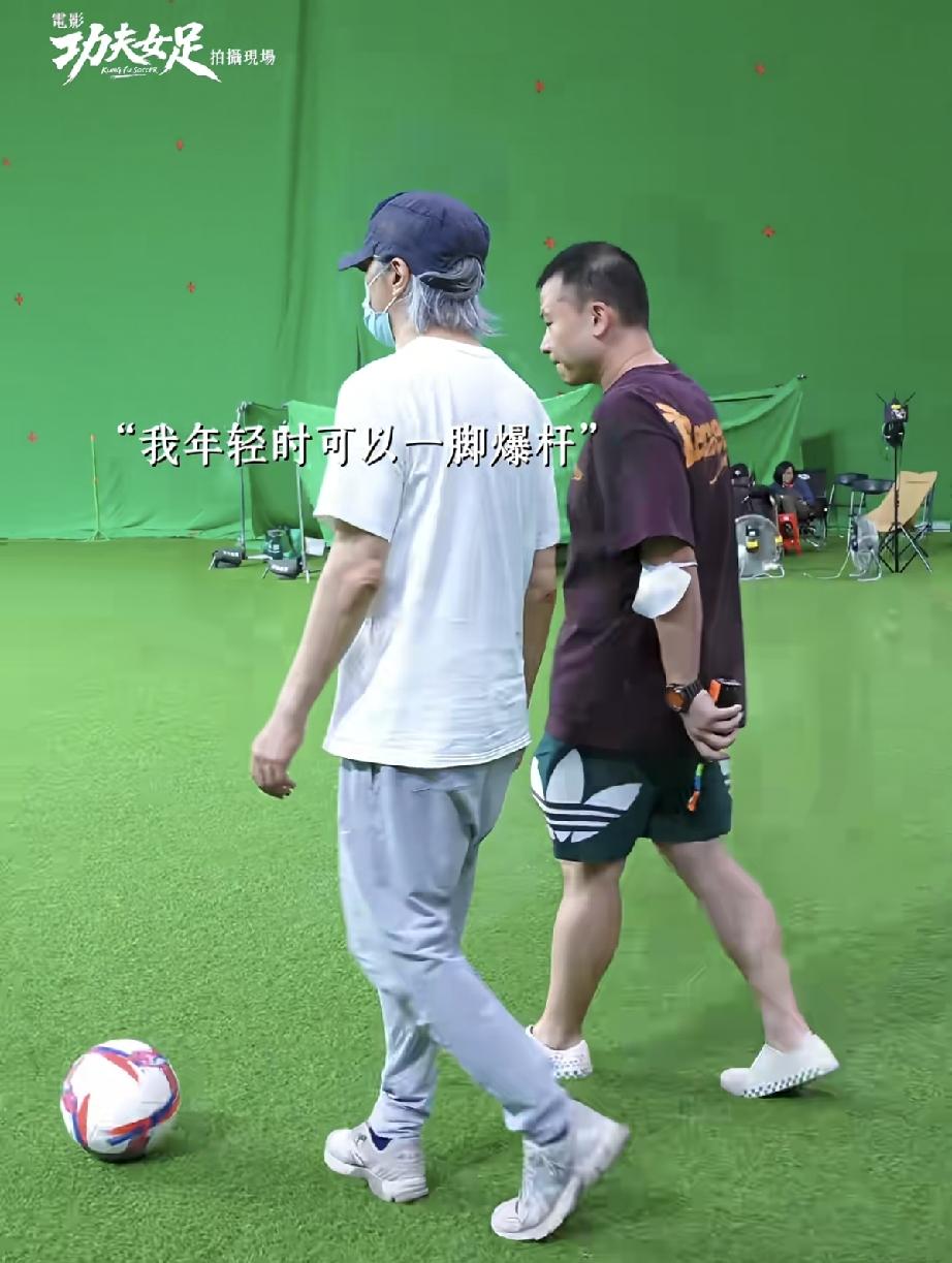 7月6日，周星驰拍摄《功夫足球》花絮曝光，也是他的近照曝光，64岁的他头发花白但