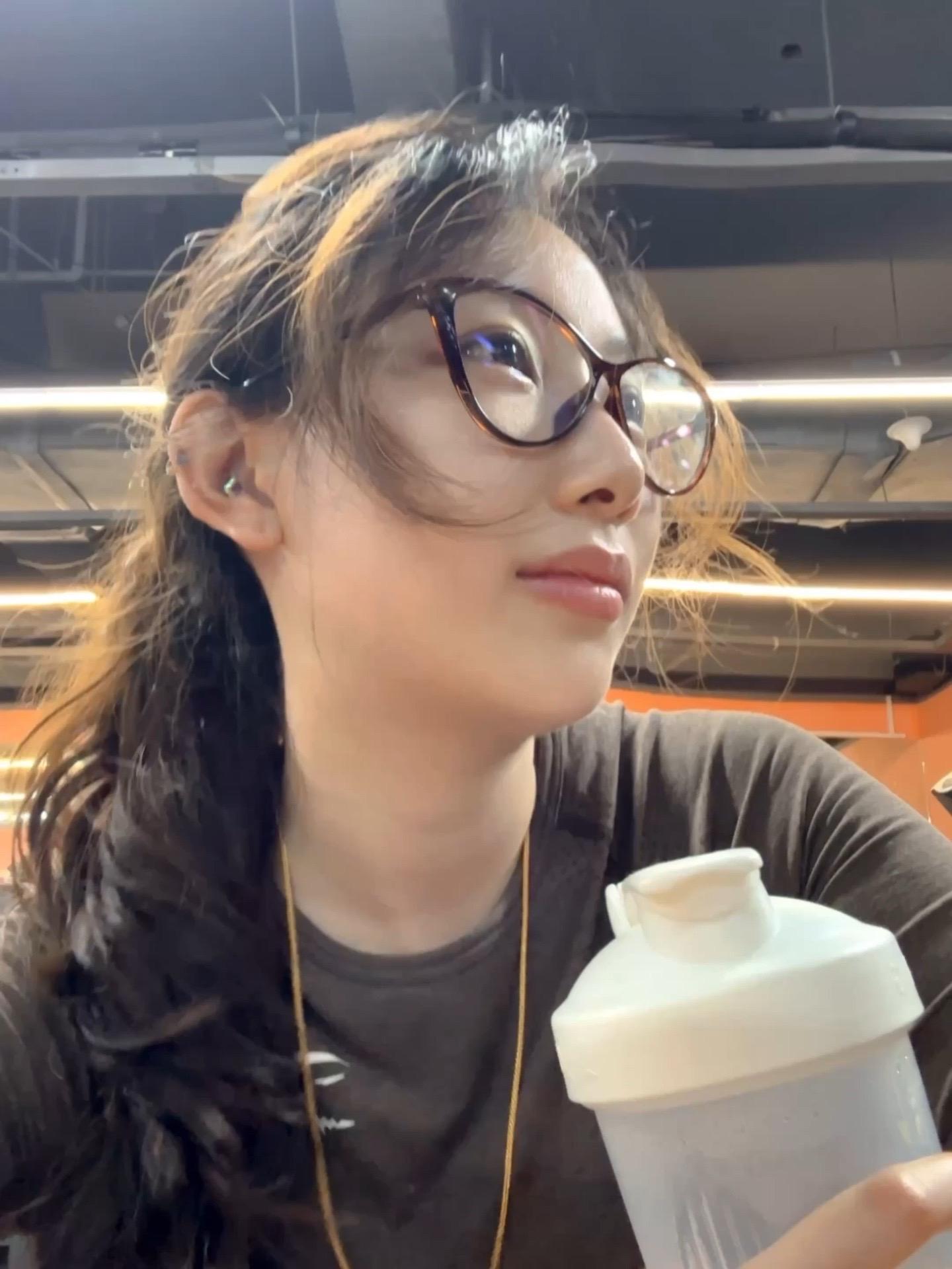 下雨天不骑车的日常都在健身 骑行女屌丝幻想自己变成大pro