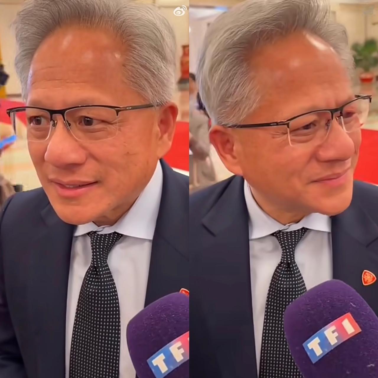 这个问题妙啊，黄🐶的懵逼尴尬溢出屏幕！记者：你会把芯片卖给华为吗？黄仁勋：
