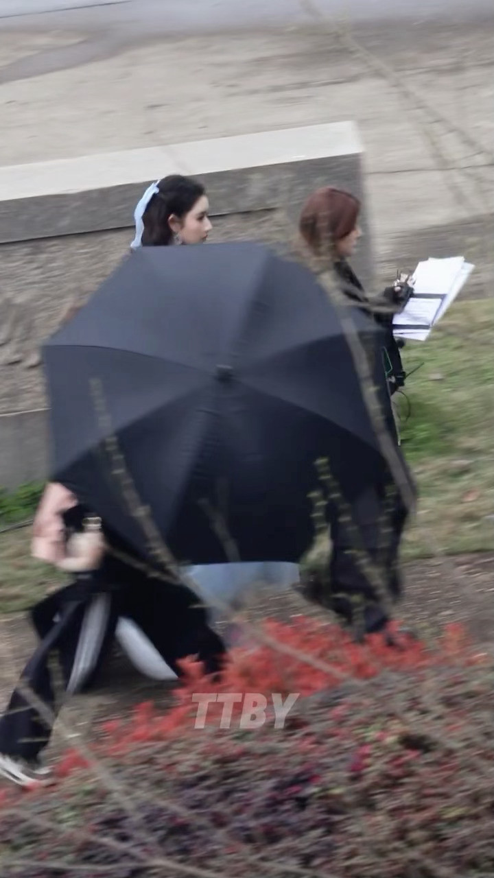 好美啊王姐王玉雯开始推理吧录制路透王玉雯蓝色公主裙造型