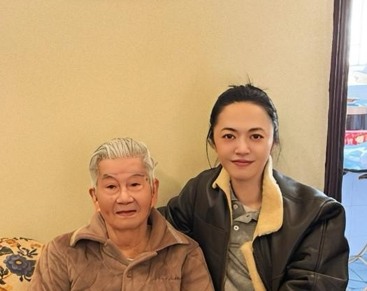 46岁姚晨回到福州老家探望亲戚，并与年过九旬的三舅公温馨合影。姚晨打扮时尚，状态