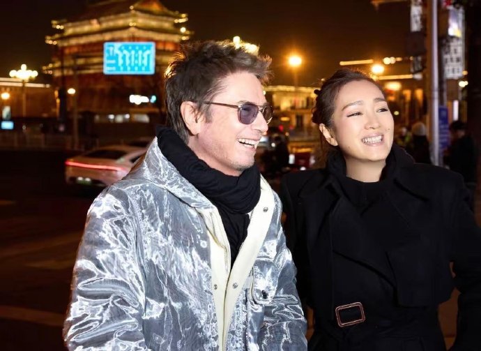 巩俐带老公游北京！77岁雅尔打扮时髦好年轻，前任都是影后大美女​​​