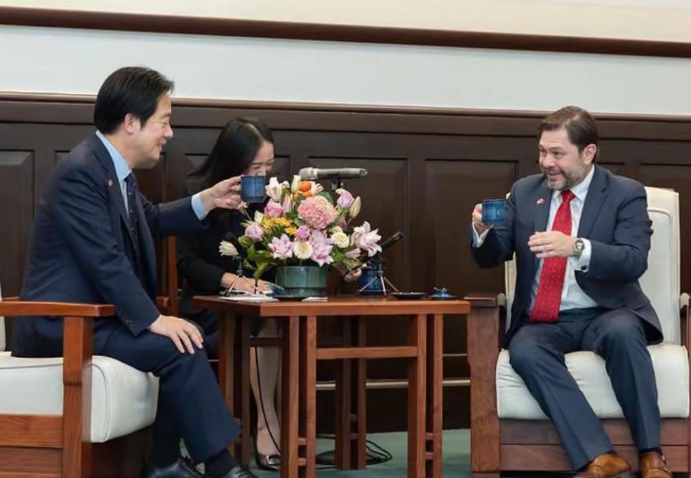 就在刚刚赖清德与窜台美国议员会晤刚刚，赖清德与美国参议员加列戈在台北会晤，再