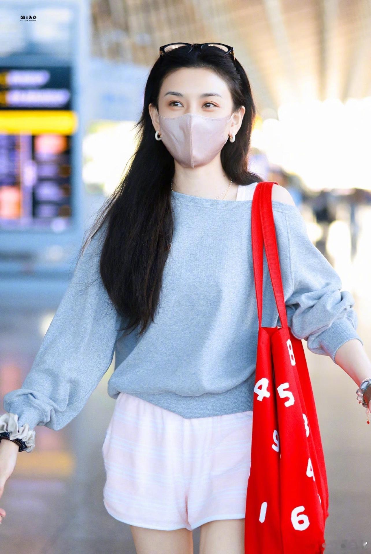 宋祖儿出发进组《表妹万福》路透宋祖儿进组表妹万福​​​