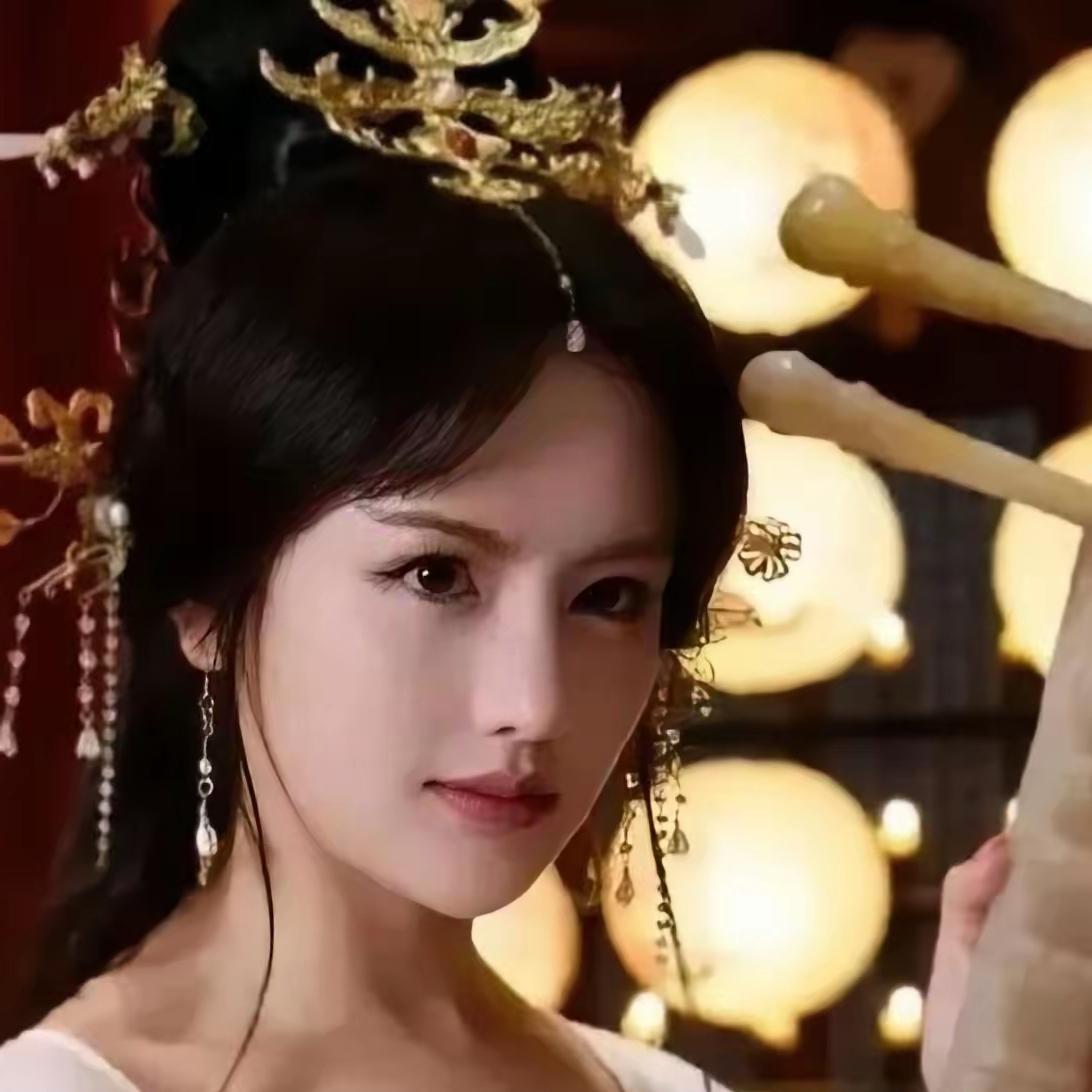 后晋皇帝石敬瑭病死后，丧礼上，刚登基的石重贵直勾勾地盯着婶婶冯氏。晚上，石重贵闯