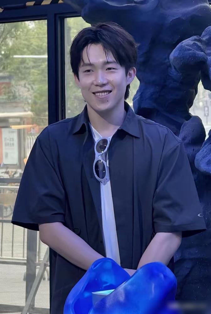 相较于莎莎的低调，头哥则是出行是豪车，穿搭都是名牌奢侈品，有人说他太高调了，有些