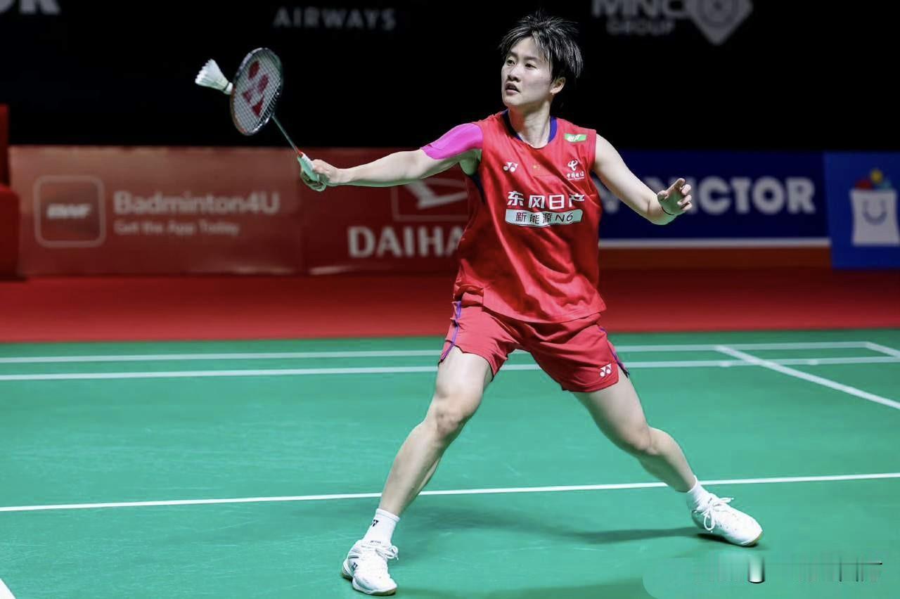 刚刚结束的一场印尼羽毛球大师赛女单1/4决赛，陈雨菲以21-13、21-17击败