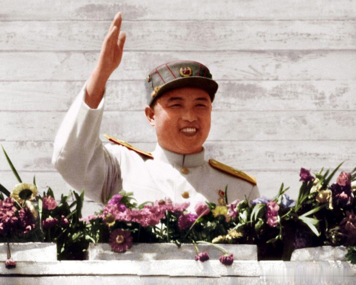 1953年8月15日金日成向庆祝祖国解放战争胜利阅兵的官兵招手还礼军事历史全触达