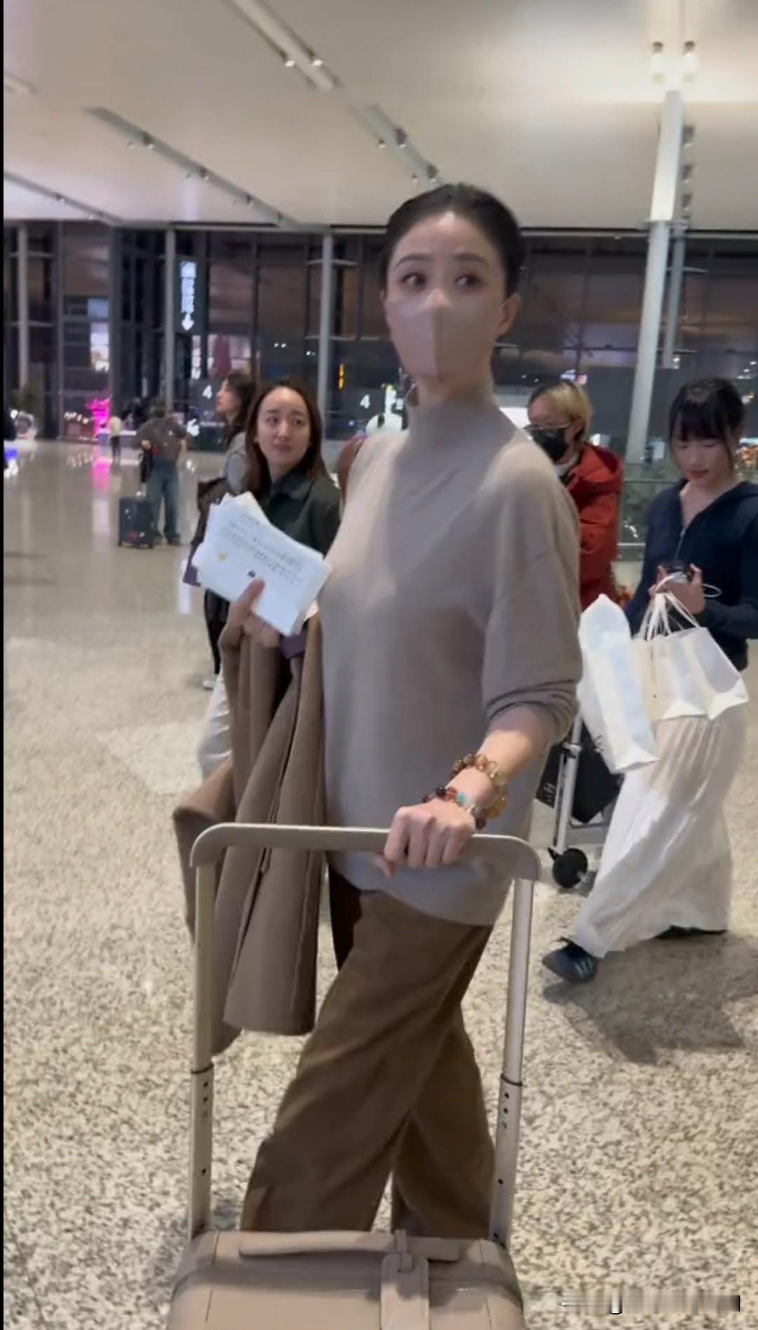 蒋欣带着口罩也挡不住的骨相美人啊[哭哭][哭哭][哭哭]不怕你笑话。