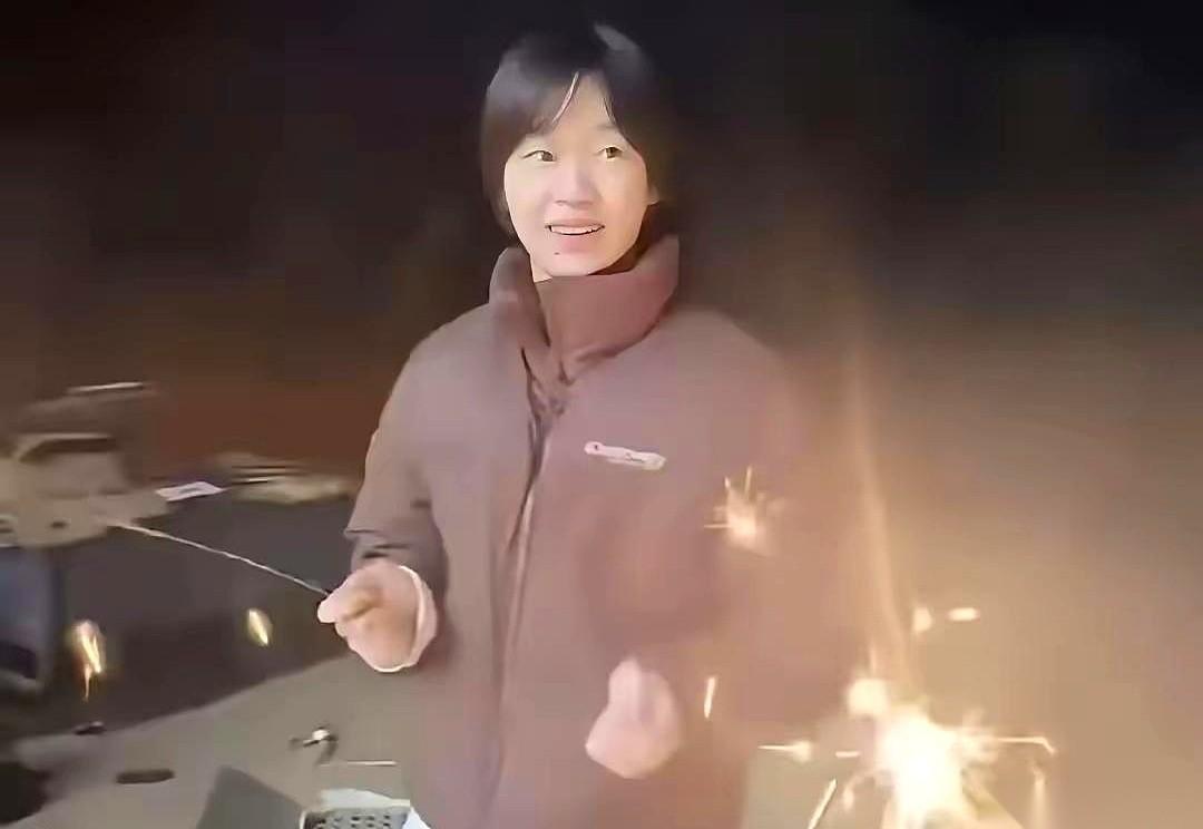 全红婵这趟家，回得不踏实。元旦前她悄悄溜回老家，一进门，小院被父亲用灯带缠得密