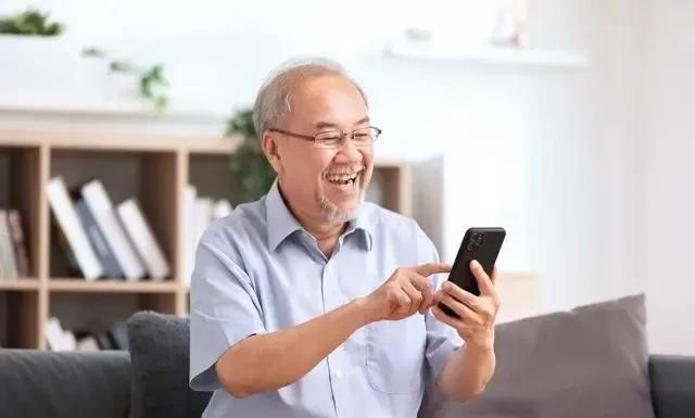 偷鸡不成蚀把米一老农到县城买手机，进店就问：“手机多少钱一斤？”店主暗