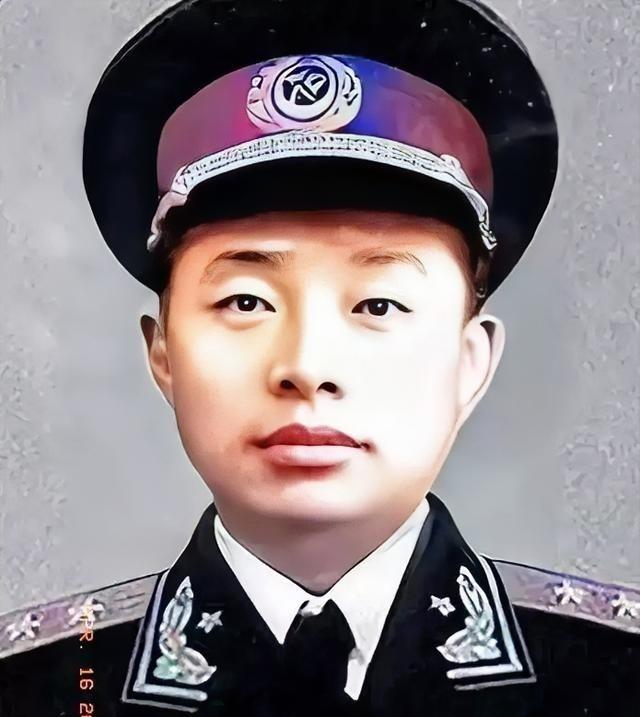 1955年，授衔台上，一张年轻稚嫩的面庞，却肩扛中将军衔，着实令人惊叹，不禁