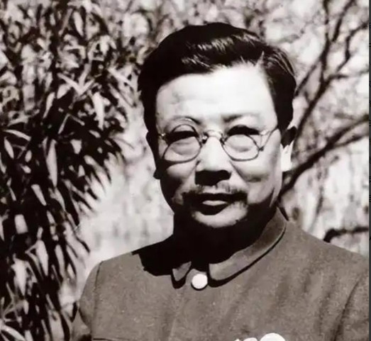 1937年，李克农外出散步，一个戴草帽的老农朝他扔了一个纸团，直到他弯腰捡起纸团