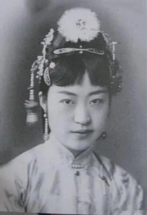 张学良一生情缘众多，晚年九十岁追忆过往，直言唐怡莹是自己此生最爱，同时又痛斥其行