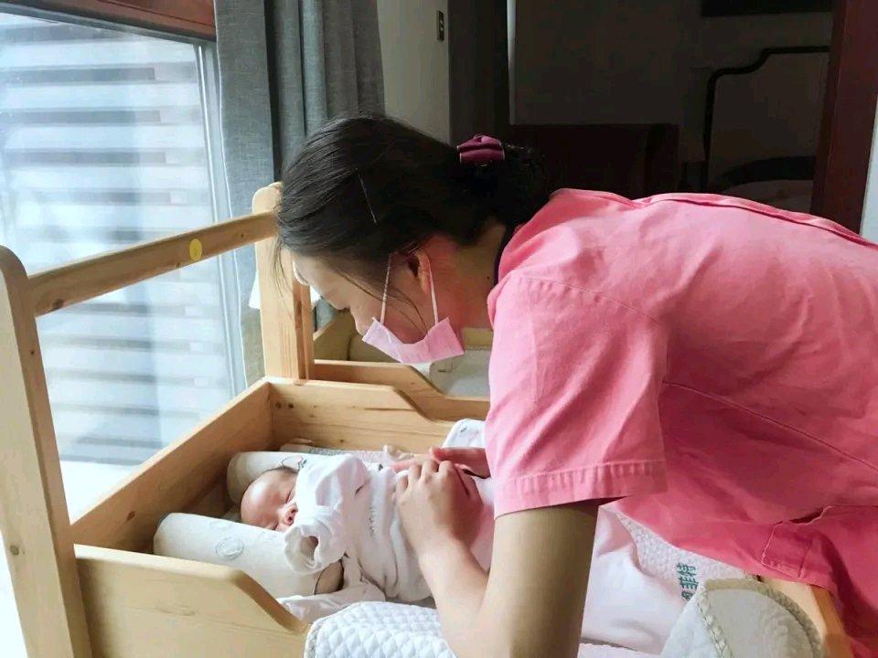 很多女性做了妈妈后对夫妻关系不满，原因还挺多。就像网上那个视频，产妇坐月子，丈夫