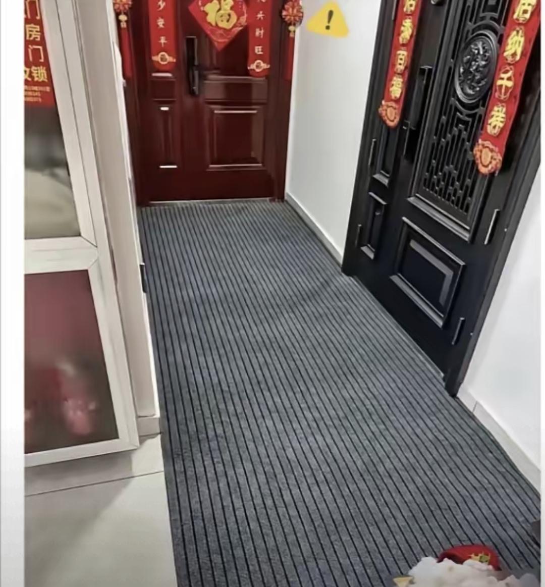 今早开门差点绊倒，发现邻居不知啥时候把他们家地垫一直铺到我家门前。整条楼道多了块