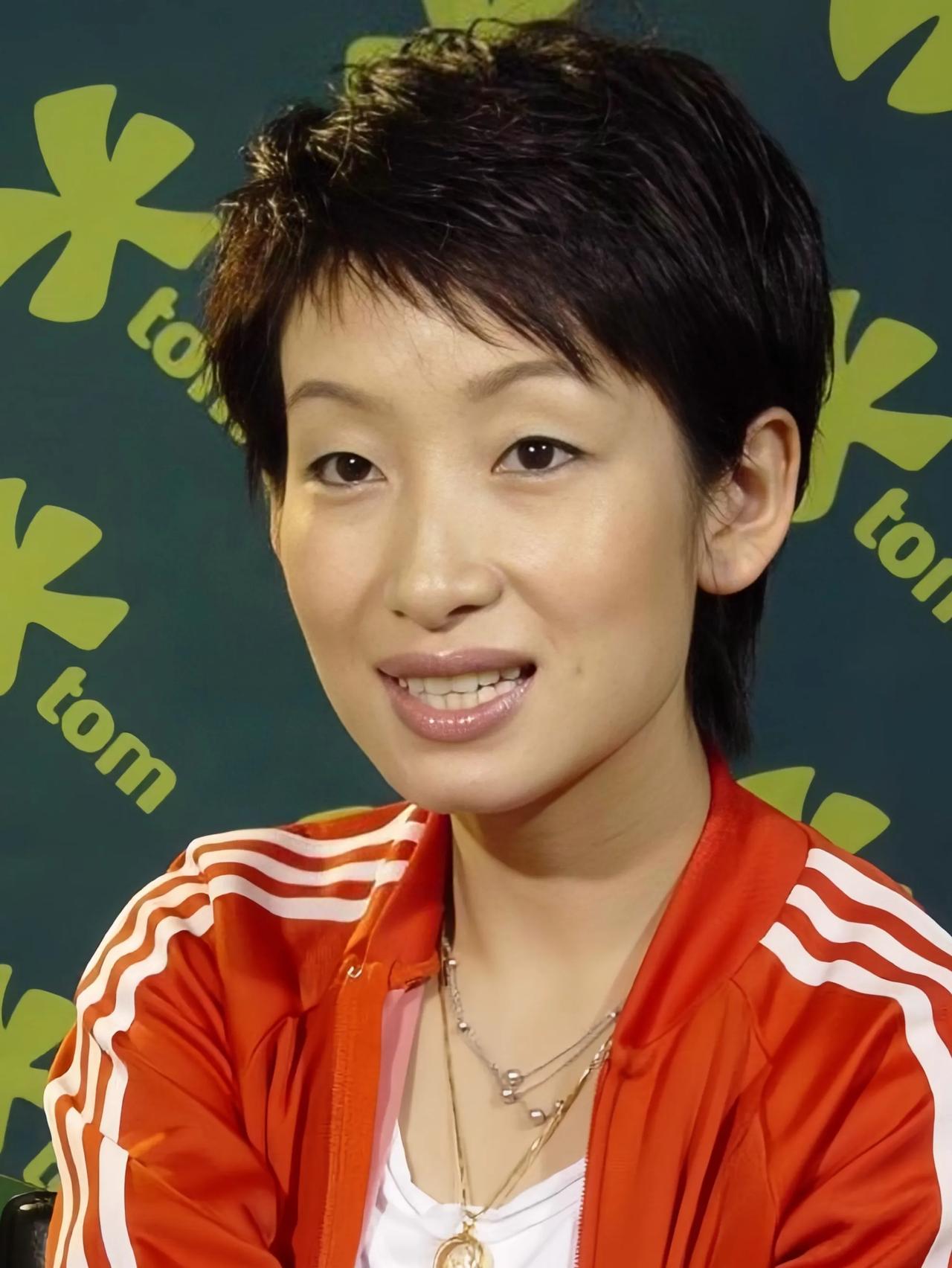 这个是秦海璐没有割双眼皮与割过之后对比。虽然没有割之前经常被人骂太丑了，但我个