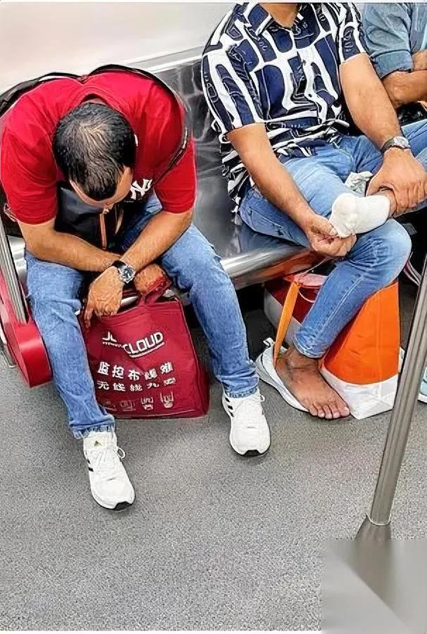 别觉得“赶印度人”是小题大做。等他们蹬鼻子上脸时，你哭都没地儿。亮马河泡