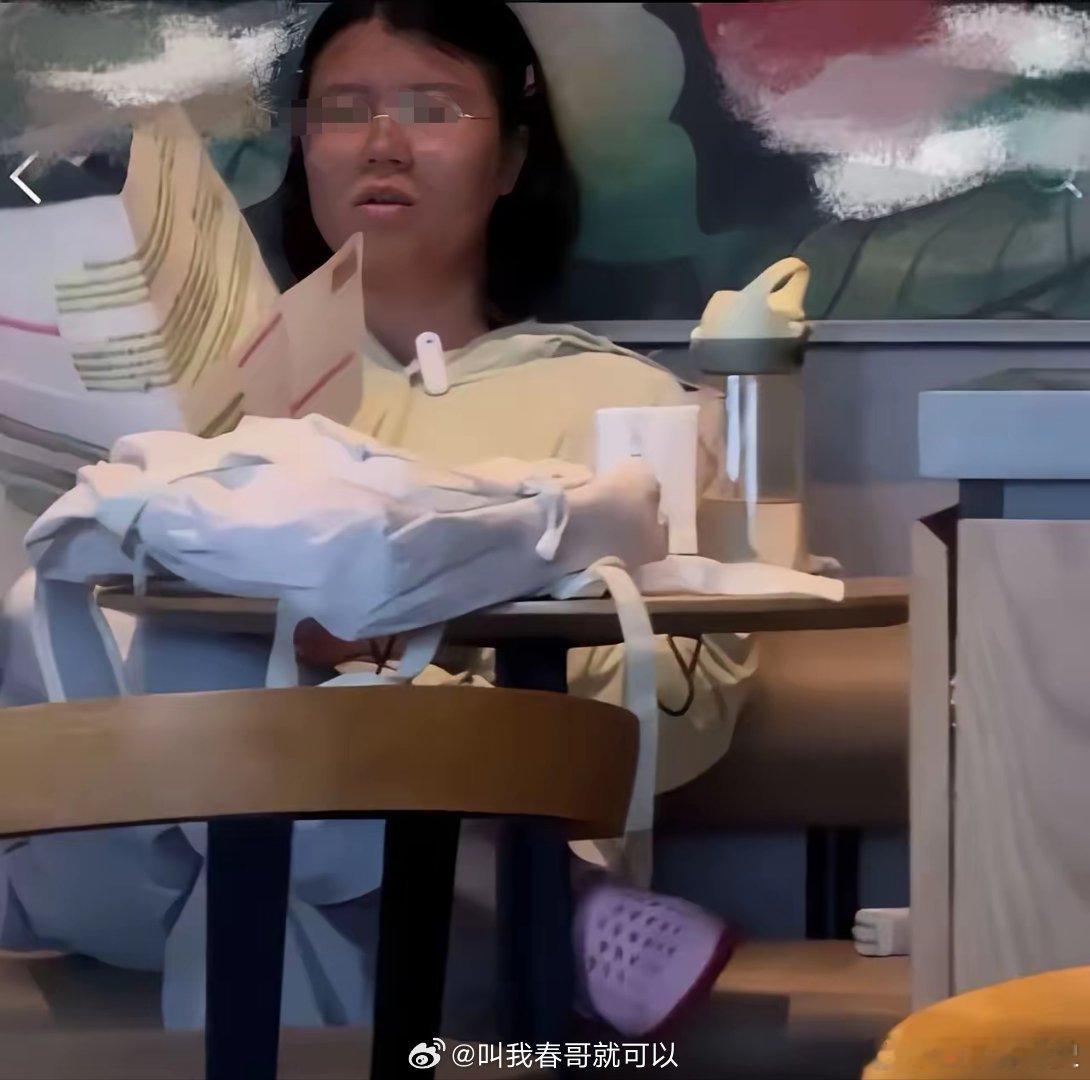 考公女子在星巴克撑伞备考每天去星巴克占位置却从来不消费，还外放声音，这种没公德心