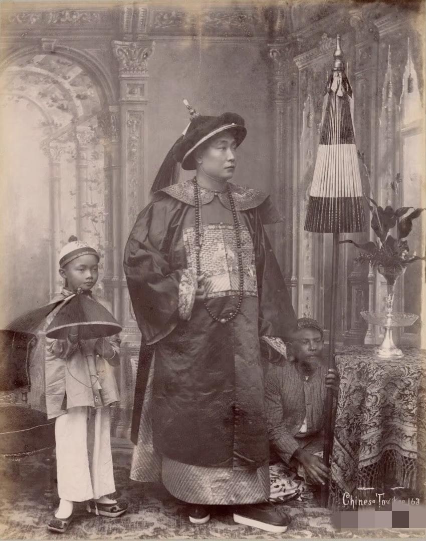 这是一张1900年，在新加坡拍摄的照片，图片中的官员，官服上的补子，大家能看出来