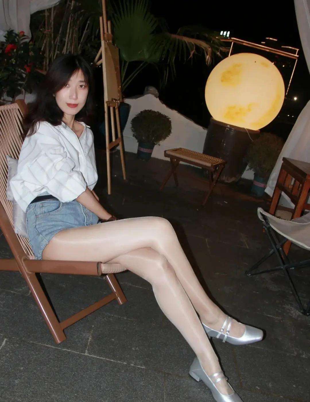 姑娘的气质太好了，大长腿增加了美女的高级气质。真是太美了，大家说是不是？