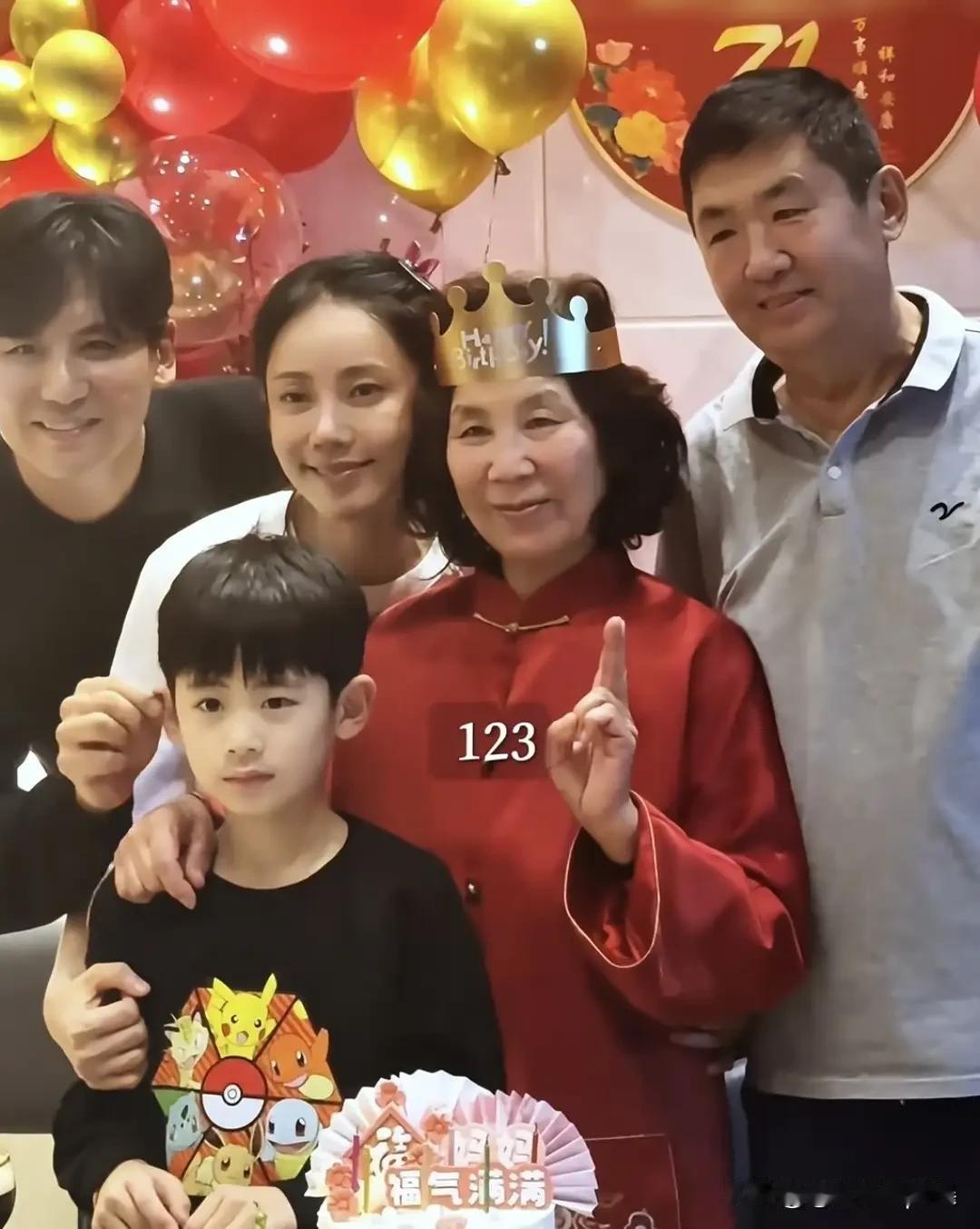 秋瓷炫婆婆70大寿，一家人温馨合影不得不说于晓光是真的很幸运，当年娶了秋瓷炫，