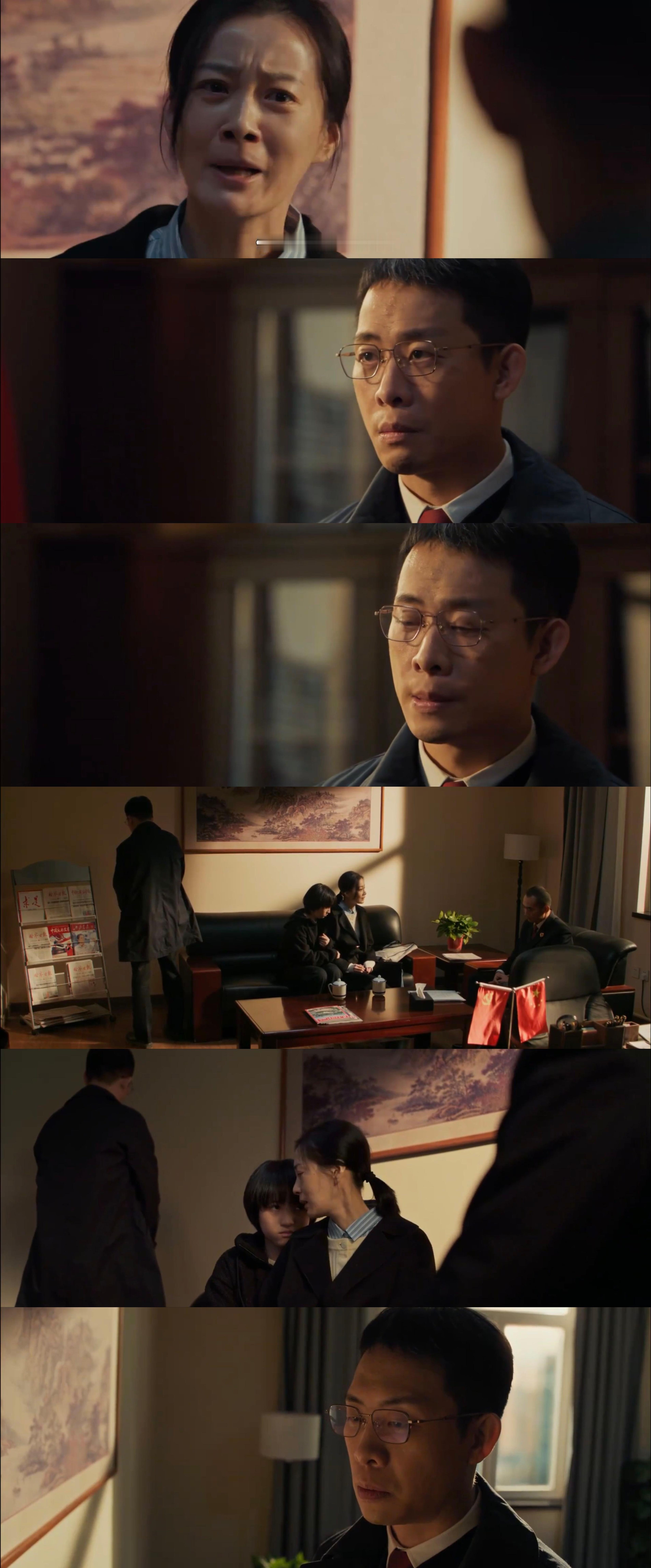 《以法之名》第18集，洪亮的“无颜以对”，痛彻心扉。洪亮带着乔振兴的遗孀周梅来到