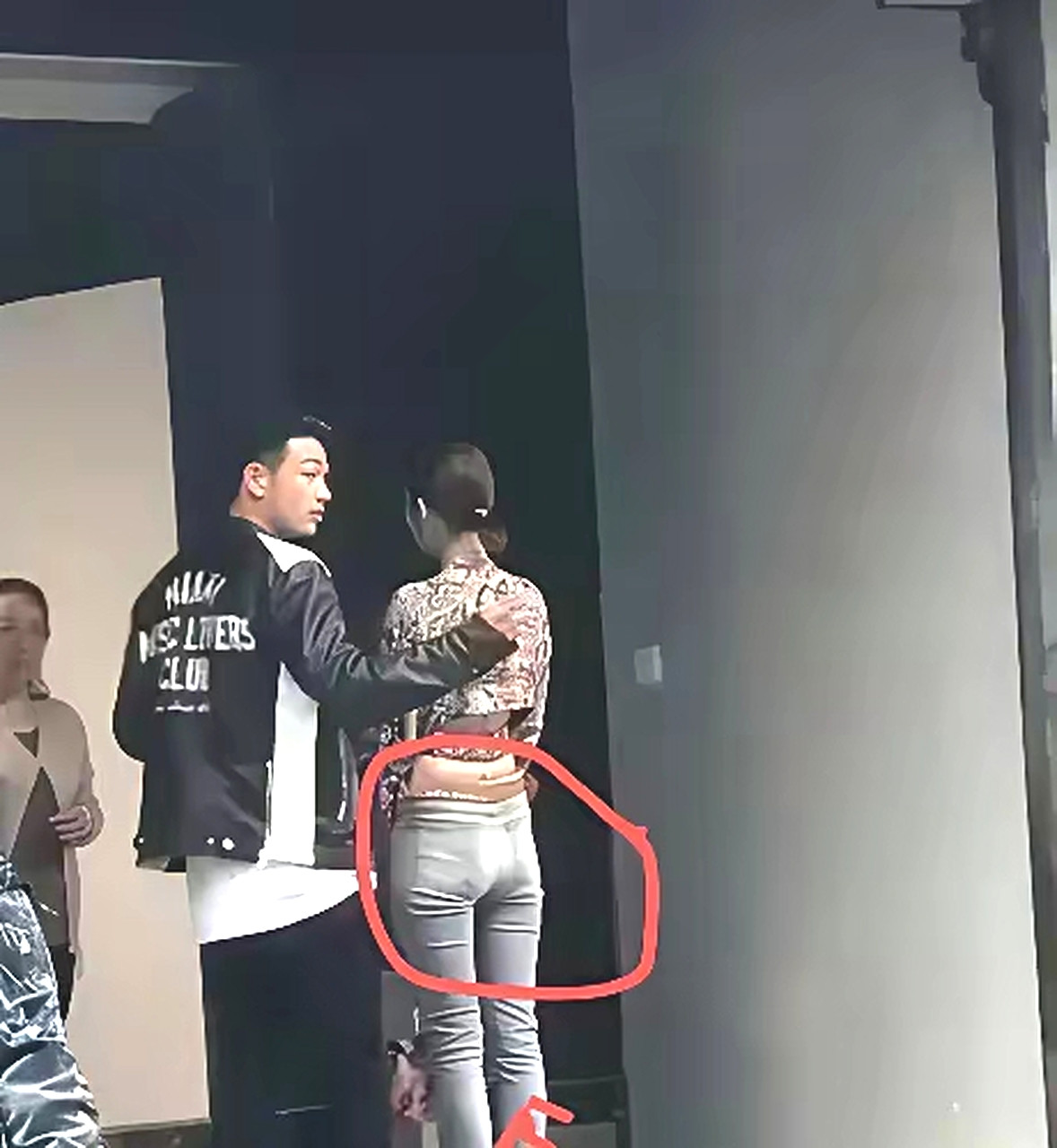 古力娜扎在综艺节目中因穿瘦身牛仔裤引发热议，身材问题被暴露，形象受到质疑​