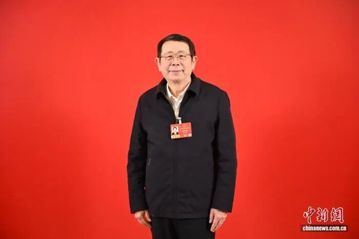 #人大代表谈35岁门槛之弊#【全国人大代表闫大鹏：35岁门槛是一种粗陋的就业歧视