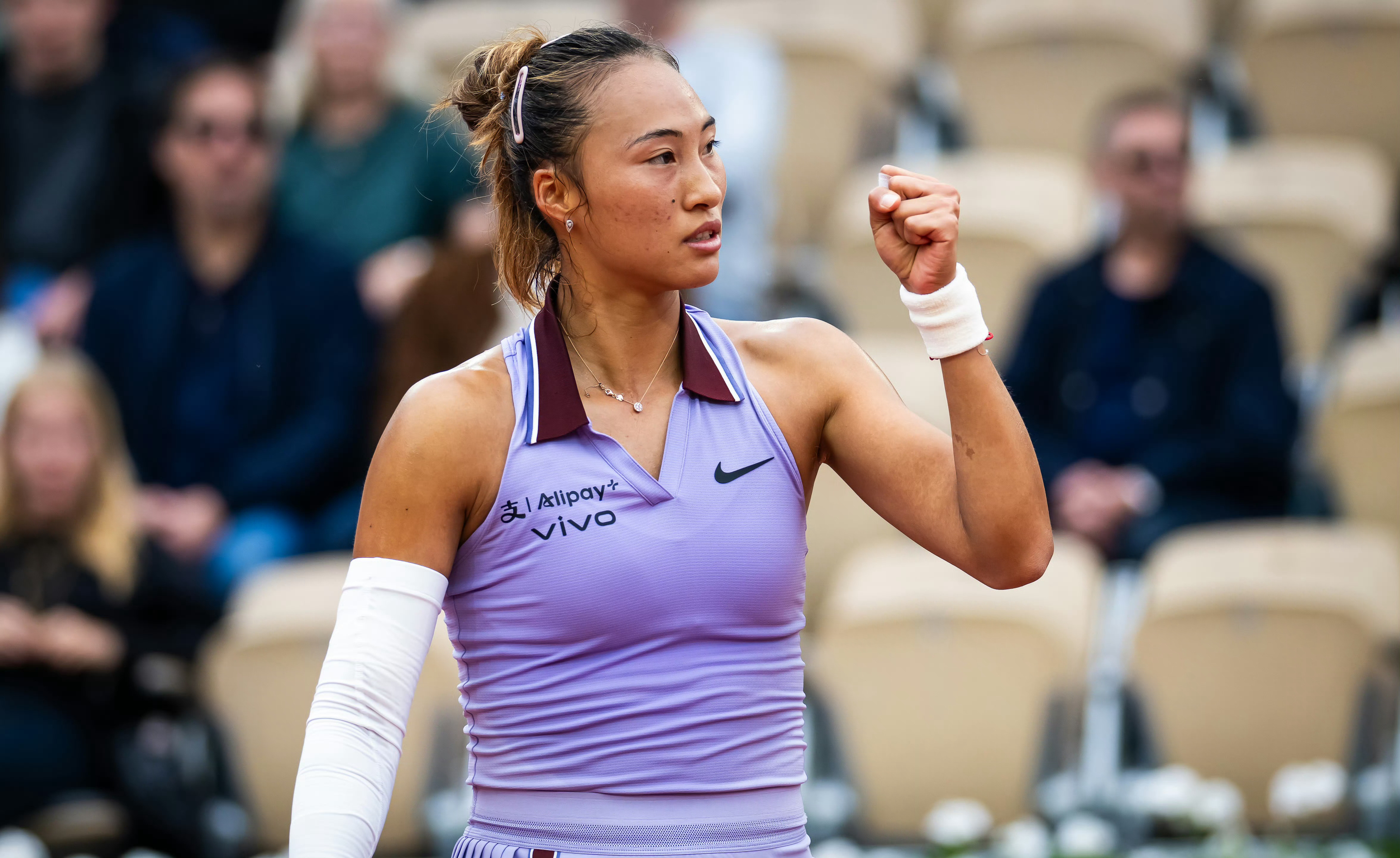 郑钦文第五次晋级大满贯16强！法网2025女单第三轮，中国选手郑钦文以6比3、