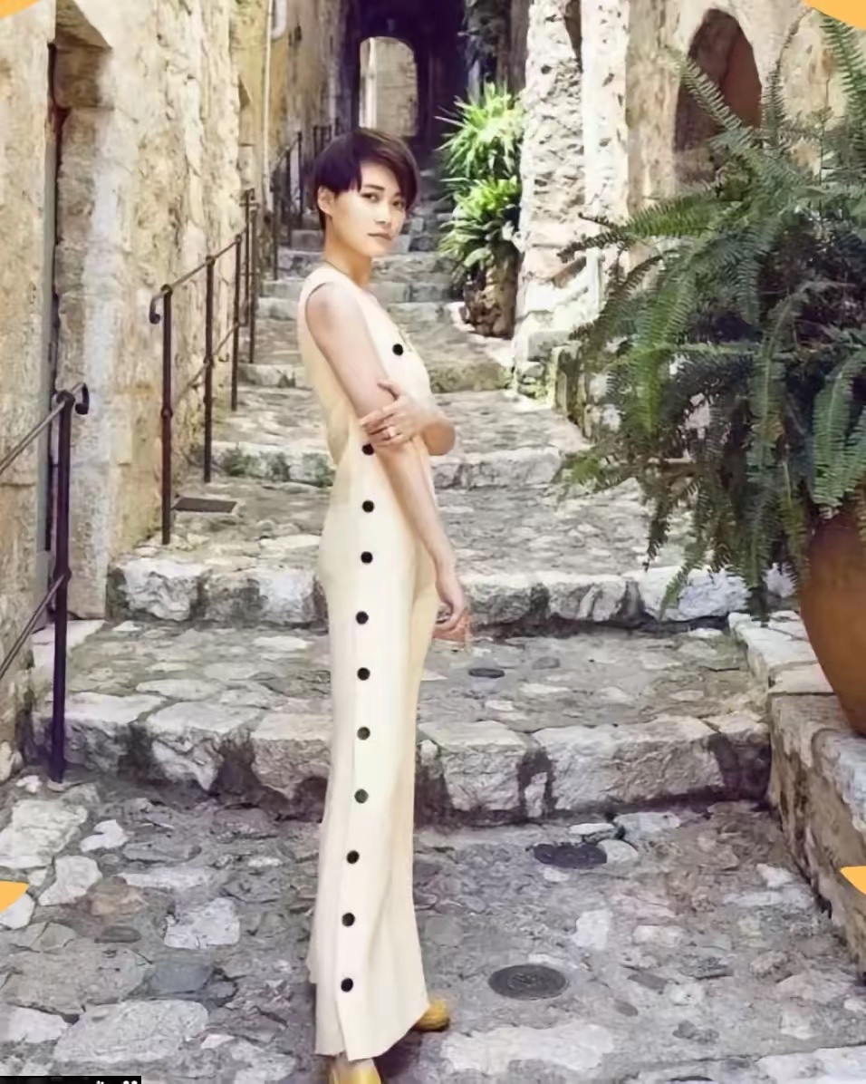 李宇春现在怎么原来越女性化了，她以前不是走中性路线的吗？她穿裙子还是蛮好看的，大