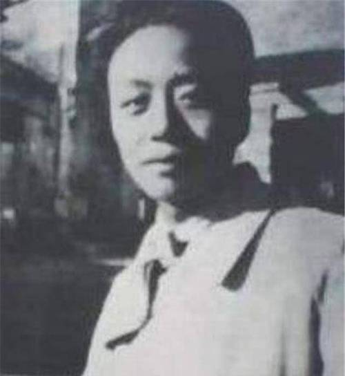 1936年，艾青结婚第二年，认识了15岁的学生张月琴。3年后张月琴要离开，艾青扑