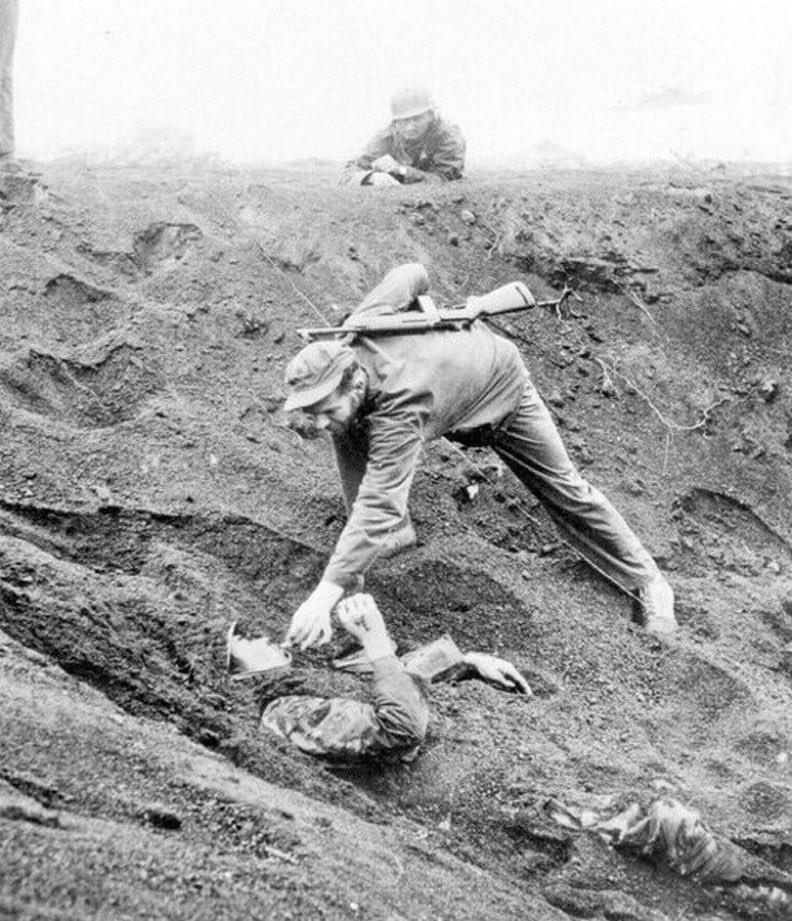硫磺岛美军给差点被活埋的日军递烟：战场上的怜悯与人性！1945年3月，在硫磺岛血