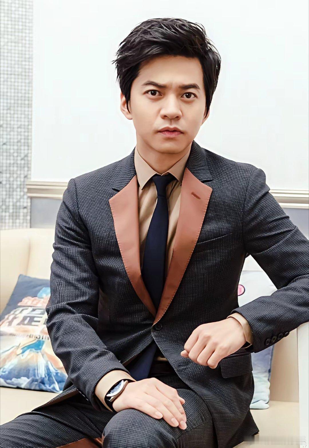 一次谢霆锋主动提出要加李健好友，李健直接拒绝：“加不了。”说着掏出手机，谢霆锋一