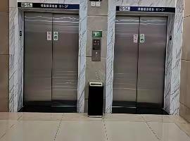 男子喝了酒之后回来，妻子嫌弃他又喝醉了，就吼了他几句：为什么又在外面喝酒呢？滚出