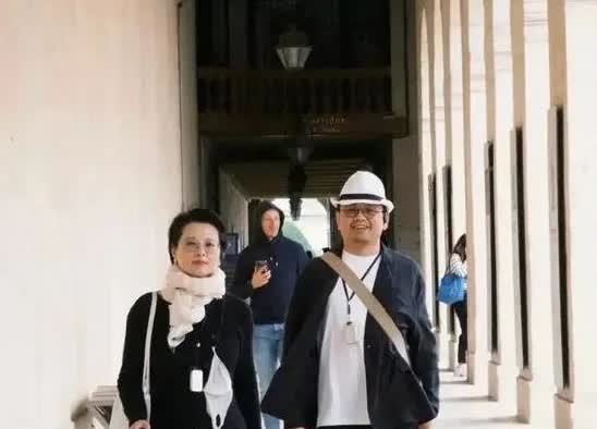 52岁袁立和老公巴黎度假，小11岁老公变洋气了，跟袁立身后像助理