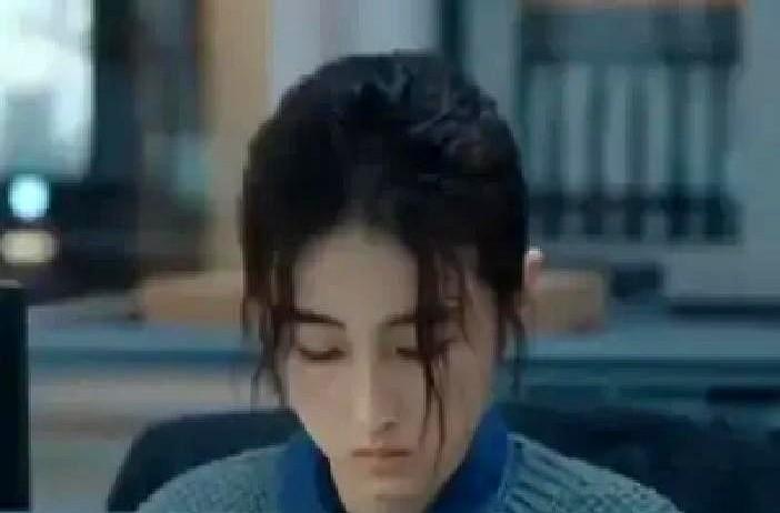 赵又廷和张子枫的新剧《秋雪漫过的冬天》开播了。但你知道它的原版，连手都没牵过