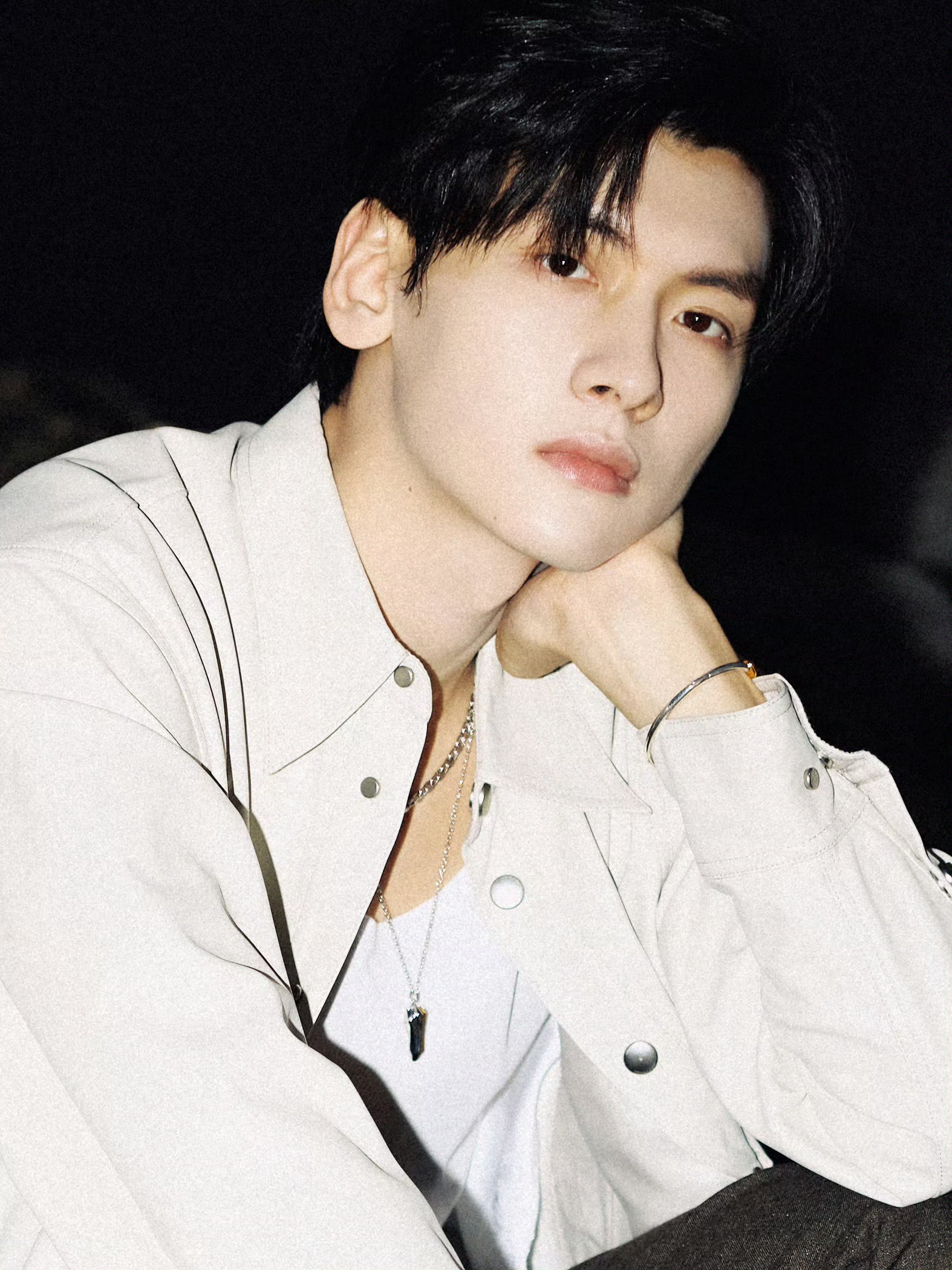 翟潇闻什么发型都好帅呀，小狗好可爱