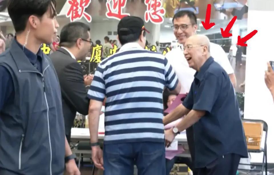 马英九这波“反差萌”藏着门道！投票时偶遇吴伯雄，还故意做搞怪动作逗笑众人，哪像7