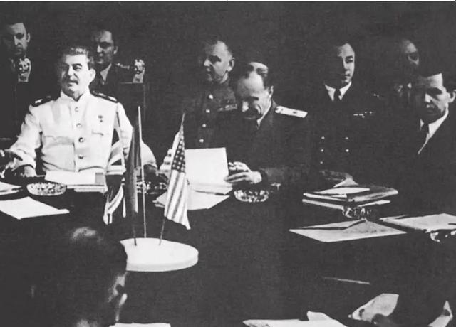 斯大林是异常珍惜自己生命的人。有一次他必须乘以前可以去波茨坦，飞机早早就准备好了