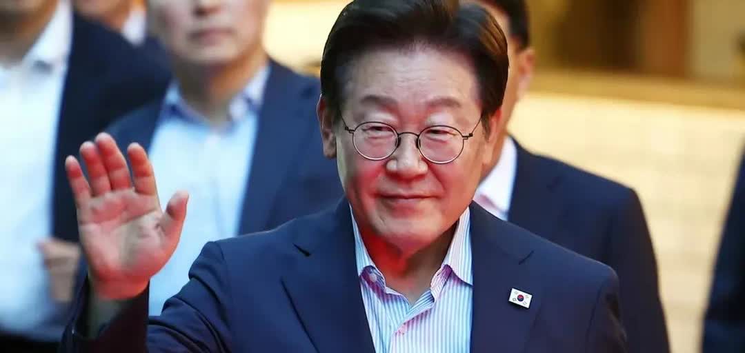 韩国现在卡在中美之间很难受。李在明拖着不回中国9月阅兵邀请，转头又请中国去APE