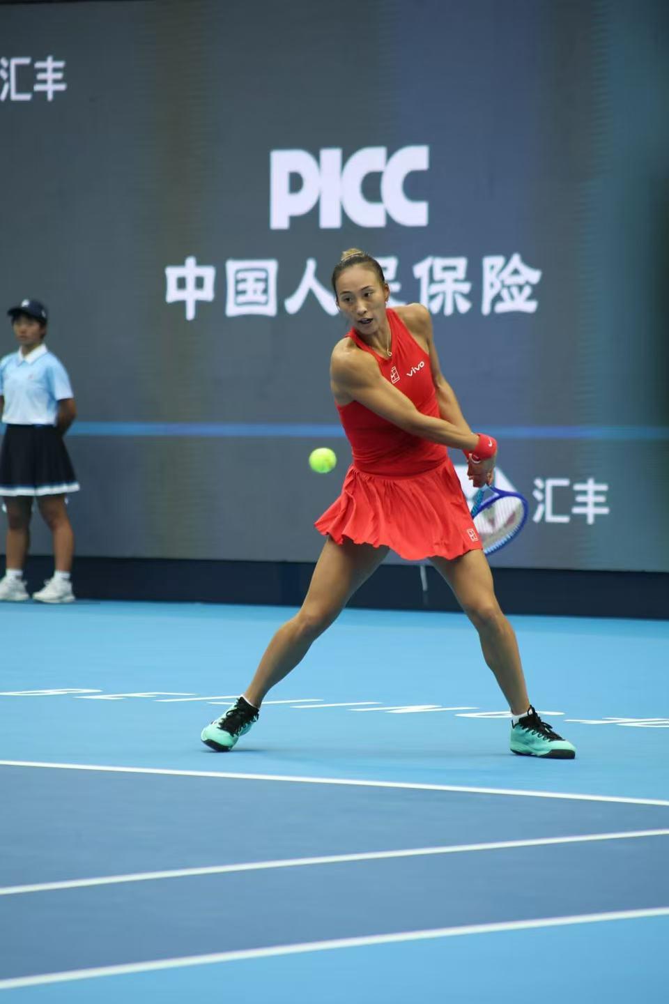 郑钦文正式官宣将出战中国香港WTA250赛事。消息刚一传出，瞬间就让球迷们炸开了